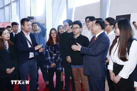 Chủ tịch Quốc hội Vương Đình Huệ trao đổi với sinh viên của trường Đại học Swinburne. (Ảnh: Doãn Tấn/TTXVN)