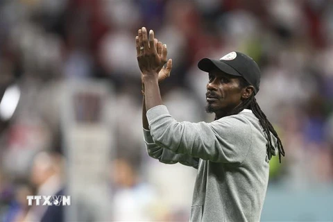 Huấn luyện viên đội tuyển Senegal Aliou Cisse cảm ơn khán giả sau trận đấu với đội tuyển Anh. (Ảnh: AFP/TTXVN)