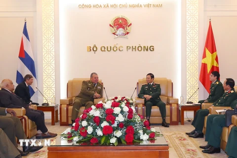 Tổng Tham mưu trưởng Quân đội nhân dân Việt Nam Nguyễn Tân Cương tiếp Chủ nhiệm chính trị Các lực lượng vũ trang cách mạng Cuba Vicstor Rojo Ramos. (Ảnh: Trọng Đức/TTXVN)