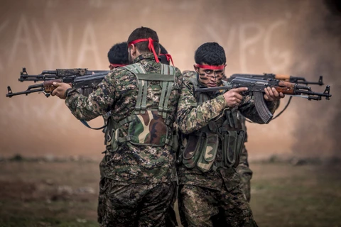 Các tay súng của YPG trong một khóa huấn luyện. (Nguồn: Reuters)