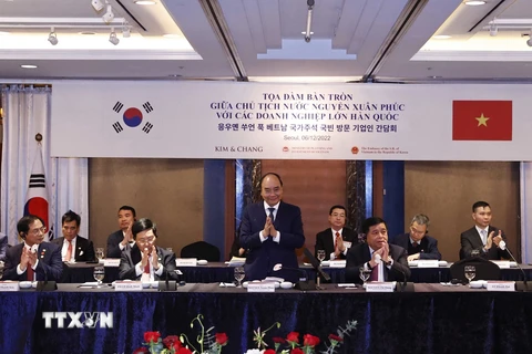Chủ tịch nước Nguyễn Xuân Phúc dự Toạ đàm với các doanh nghiệp lớn Hàn Quốc. (Ảnh: Thống Nhất/TTXVN)