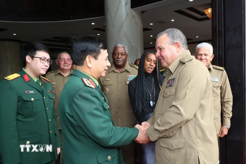 Đại tướng Phan Văn Giang, Bộ trưởng Bộ Quốc phòng và Trung tướng Vicstor Jojo Ramos, Chủ nhiệm chính trị Các lực lượng vũ trang cách mạng Cuba. (Ảnh: Trọng Đức/TTXVN)