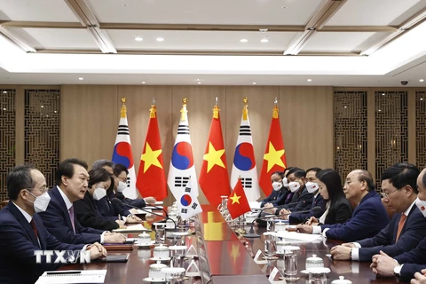 Chủ tịch nước Nguyễn Xuân Phúc hội đàm với Tổng thống Hàn Quốc Yoon Suk-yeol. (Ảnh: Thống Nhất/TTXVN)