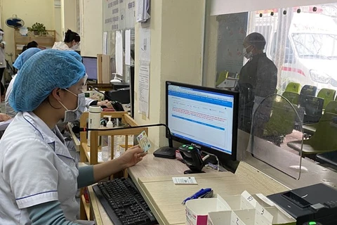 Sử dụng căn cước công dân gắn chíp trong khám chữa bệnh bảo hiểm y tế. (Ảnh: PV/Vietnam+)