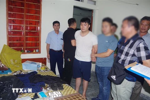 Lực lượng chức năng bắt giữ đối tượng cướp ngân hàng ở Thái Nguyên. (Ảnh: TTXVN phát)