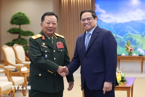 Thủ tướng Phạm Minh Chính tiếp Đại tướng Chansamone Chanyalath, Phó Thủ tướng, Bộ trưởng Bộ Quốc phòng Lào. (Ảnh: Dương Giang/TTXVN)