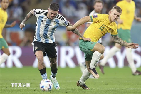 Cầu thủ Argentina Rodrigo de Paul (trái) tranh bóng với Riley McGree của Australia. (Ảnh: THX/TTXVN)