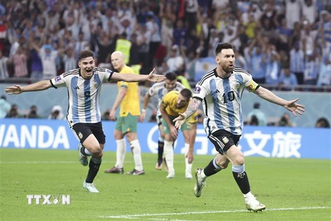 Các cầu thủ Argentina ăn mừng bàn thắng trước đội tuyển Australia. (Ảnh: THX/TTXVN)