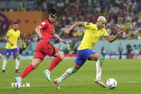 Tiền đạo Brazil Richarlison (phải) đi bóng qua tiền vệ Hàn Quốc Son Heung-min. (Ảnh: THX/TTXVN)