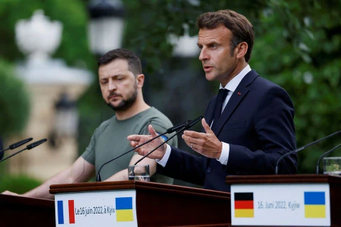 Tổng thống Pháp Emmanuel Macron (phải) và Tổng thống Ukraine Volodymyr Zelensky trong cuộc họp báo ngày 16/6/2022. (Nguồn: Reuters)
