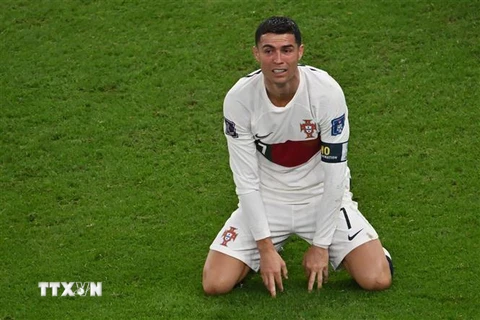 Vẻ buồn bã của tiền đạo Cristiano Ronaldo khi Bồ Đào Nha để lỡ tấm vé đi tiếp. (Ảnh: AFP/TTXVN)