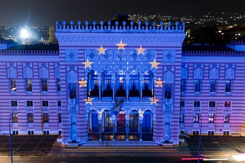 Lá cờ Liên minh châu Âu được chiếu trên tòa nhà Thư viện Quốc gia ở Sarajevo, Bosnia và Herzegovina. (Nguồn: AP)