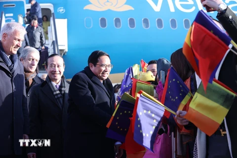Thủ tướng Phạm Minh Chính bắt đầu chuyến tham dự Hội nghị cấp cao kỷ niệm 45 năm ASEAN-EU và thăm chính thức Vương quốc Bỉ. (Ảnh: Dương Giang/TTXVN)