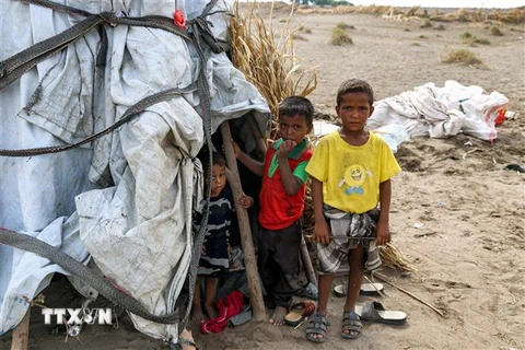 Trẻ em tại một trại tị nạn ở Hodeida, Yemen. (Ảnh: AFP/TTXVN)