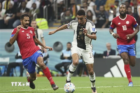 Cầu thủ Đức Jamal Musiala (giữa) đi bóng giữa các cầu thủ đội tuyển Costa Rica. Ả(nh: THX/TTXVN)