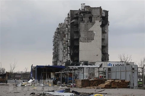 Tòa nhà bị hư hại do xung đột tại Mariupol, Ukraine. (Ảnh: THX/TTXVN)