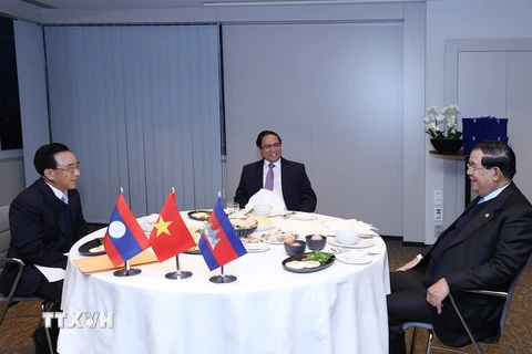 Thủ tướng Phạm Minh Chính, Thủ tướng Campuchia Samdech Techo Hun Sen và Thủ tướng Lào Phankham Viphavanh ăn sáng và làm việc. (Ảnh: Dương Giang/TTXVN)