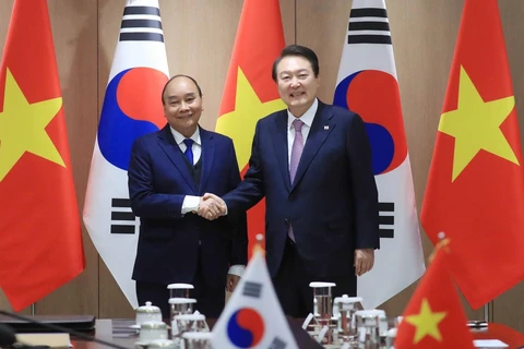 Chủ tịch nước Nguyễn Xuân Phúc với Tổng thống Hàn Quốc Yoon Suk-yeol. (Ảnh: Thống Nhất/TTXVN)