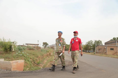 Thiếu tá Vũ Thế Anh (bên trái) tại phái bộ Nam Sudan.