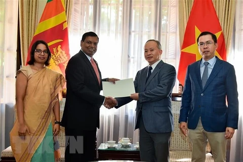 Đại sứ Sri Lanka tại Việt Nam Prasanna Gamage trao tượng trưng số tiền ủng hộ nhân dân miền Trung chịu thiệt hại bởi bão lũ hồi cuối năm 2020. (Ảnh: TTXVN phát)
