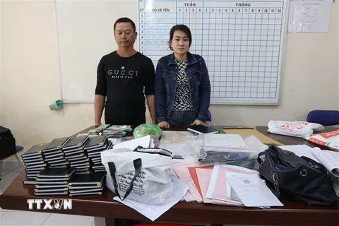 Nguyễn Minh Quyền và Lê Thị Thu Sương bị tạm giữ cùng tang vật. (Ảnh: TTXVN phát)