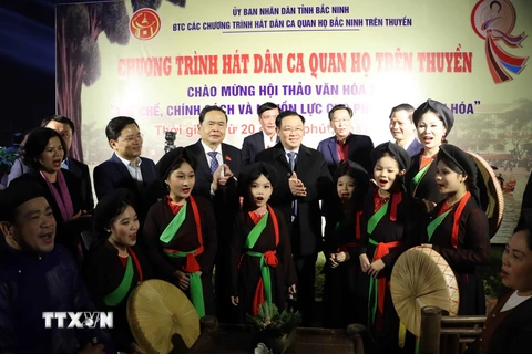 Chủ tịch Quốc hội Vương Đình Huệ và đại biểu chụp ảnh cùng các nghệ nhân, thiếu niên, nhi đồng trong Câu lạc bộ Quan họ măng non Bắc Ninh. (Ảnh: Thanh Thương/TTXVN)