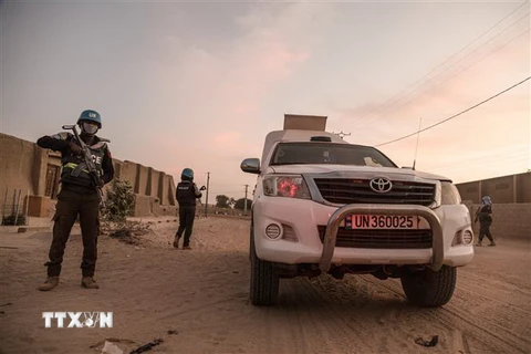 Binh sỹ LHQ cùng xe quân sự thuộc Phái bộ gìn giữ hòa bình của Liên hợp quốc (MINUSMA) tuần tra tại thành phố Timbuktu, Mali. (Ảnh: AFP/TTXVN)