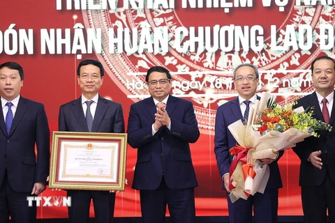 Thủ tướng Phạm Minh Chính trao Huân chương Lao động hạng Nhất của Chủ tịch nước tặng Bộ Thông tin và Truyền thông. (Ảnh: Dương Giang/TTXVN)
