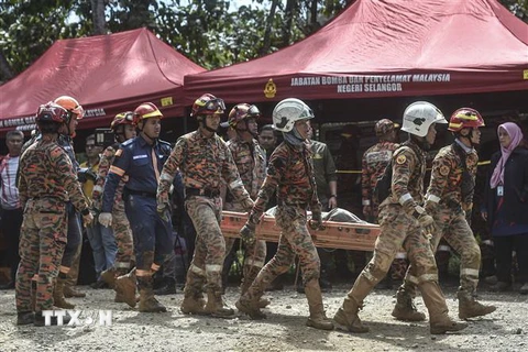 Nhân viên cứu hộ chuyển thi thể nạn nhân vụ lở đất ở Batang Kali, bang Selangor, Malaysia, ngày 16/12/2022. (Ảnh: AFP/TTXVN)
