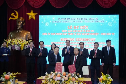 Lãnh đạo tỉnh Bà Rịa-Vũng Tàu ký kết biên bản ghi nhớ về đầu tư với các nhà đầu tư. (Ảnh: Ngọc Sơn/Vietnam+)