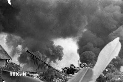 Các lực lượng phòng không Hà Nội tạo thành lưới lửa trên bầu trời Thủ đô, bắn rơi nhiều máy bay Mỹ trong trận 12 ngày đêm tháng 12/1972. (Ảnh: TTXVN)