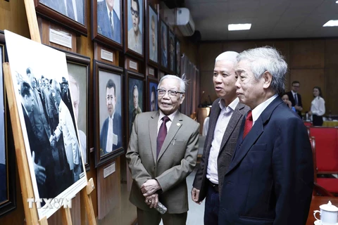 Các đại biểu tham quan triển lãm ảnh về Chủ tịch Hồ Chí Minh tại buổi gặp mặt. (Ảnh: An Đăng/TTXVN)