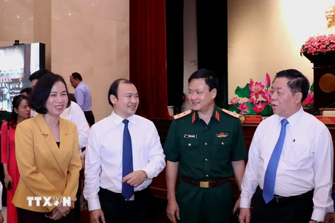 Trưởng Ban Tuyên giáo Trung ương Nguyễn Trọng Nghĩa trao đổi với các đại biểu tham dự hội nghị. (Ảnh: Thành Chung/TTXVN)