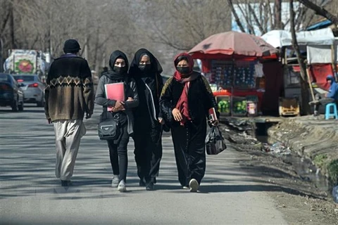 Người dân di chuyển trên đường phố tại Kabul, Afghanistan. (Ảnh: AFP/TTXVN)