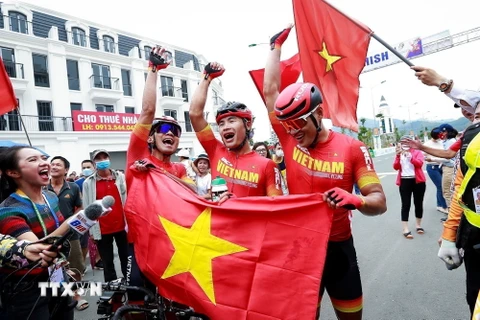 Việt Nam mở cửa biên giới, tổ chức thành công SEA Games 31: Đoàn thể thao Việt Nam đã khép lại Đại hội thể thao Đông Nam Á trên sân nhà với thành công vượt ngoài mong đợi khi giành ngôi vị số 1 trên bảng tổng sắp huy chương SEA Games 31. (Ảnh: TTXVN)