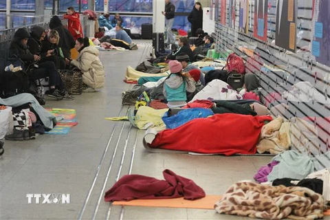 Người tị nạn từ Ukraine tại ga tàu hỏa ở Warsaw, Ba Lan, ngày 7/3/2022. (Ảnh: PAP/TTXVN)