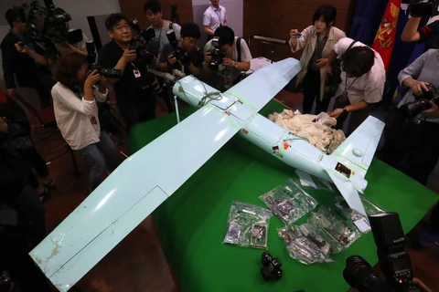 Một máy bay không người lái của Triều Tiên, được tìm thấy ở huyện Inje, tỉnh Gangwon vào tháng 6/2017, được trưng bày tại tòa nhà của Bộ Quốc phòng Hàn Quốc. (Nguồn: Yonhap)