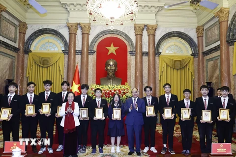 Chủ tịch nước Nguyễn Xuân Phúc tặng ảnh chân dung Chủ tịch Hồ Chí Minh cho các học sinh đoạt giải các cuộc thi Olympic và Khoa học kỹ thuật quốc tế năm 2022. (Ảnh: Thống Nhất/TTXVN)