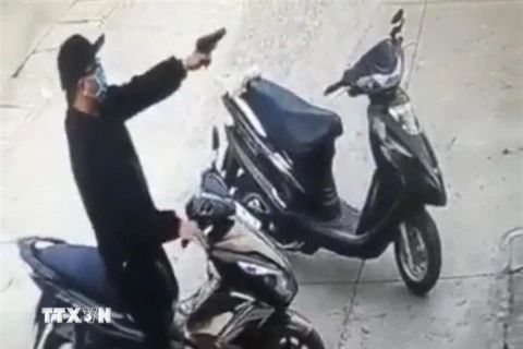 Đối tượng Từ Thanh Tùng mang súng nhựa đi cướp tại một ngân hàng ở Đồng Nai. (Ảnh: Lê Xuân/TTXVN)