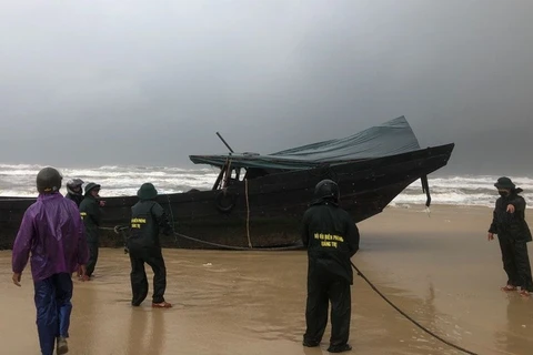 Chiếc thuyền trôi dạt vào bờ biển tỉnh Quảng Trị.