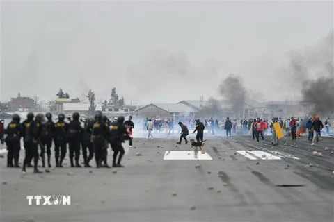 Lực lượng an ninh Peru đối phó với người biểu tình bạo loạn tại Arequipa, ngày 12/12/2022. (Ảnh: AFP/TTXVN)
