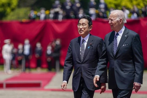Tổng thống Mỹ Joe Biden (phải) và Thủ tướng Nhật Bản Fumio Kishida. (Nguồn: AP)