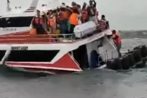 Hình ảnh trước khi tàu bị lật. (Nguồn: Facebook)