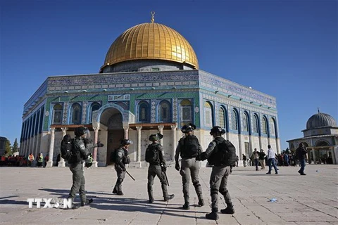 Lực lượng an ninh Israel tuần tra tại khu vực Đền thờ Al Aqsa (còn được gọi là Núi Đền) ở Đông Jerusalem ngày 15/4/2022. (Ảnh: AFP/TTXVN)