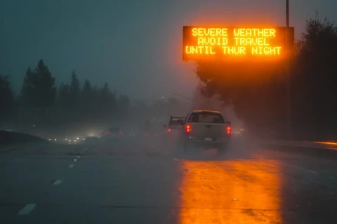 Cơ quan Giao thông vận tải California kêu gọi người dân hạn chế đi lại nếu không cần thiết để phòng ngừa rủi ro. (Nguồn: The New York Times)