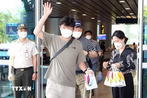 Các hành khách Hàn Quốc được chào đón, tặng quà khi xuống Sân bay quốc tế Đà Nẵng. (Ảnh: Trần Lê Lâm/TTXVN)