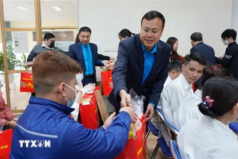 Công nhân Công ty Cổ phần Nhựa Hà Nội nhận quà của Chủ tịch Liên đoàn Lao động thành phố Hà Nội. (Ảnh: TTXVN phát)