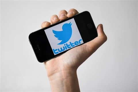 Biểu tượng Twitter trên màn hình điện thoại. (Ảnh: AFP/TTXVN)