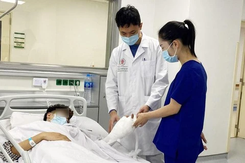 Một trẻ bị thương phải nhập viện do pháo tự chế gây ra. (Nguồn: Bệnh viện Lê Văn Việt)