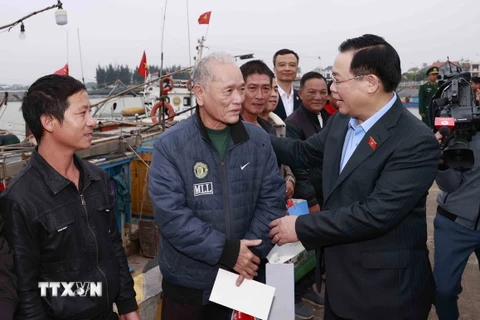 Chủ tịch Quốc hội Vương Đình Huệ tặng quà cho ngư dân tại Khu neo đậu tàu thuyền Cửa Phú. (Ảnh: Doãn Tấn/TTXVN)